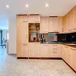 Exclusive 2bedrm Aircon 200m Апартаменты