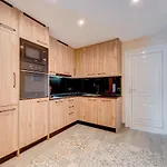 Exclusive 2bedrm Aircon 200m Apartment *