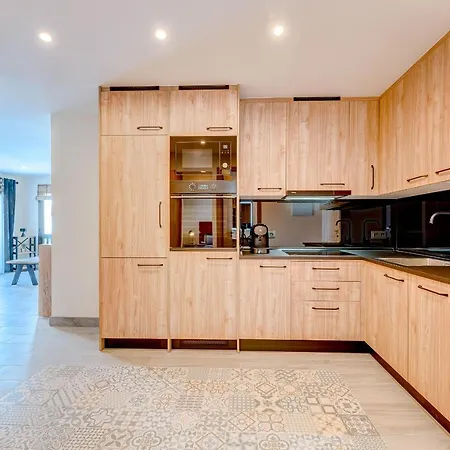 Exclusive 2bedrm Aircon 200m Appartamento