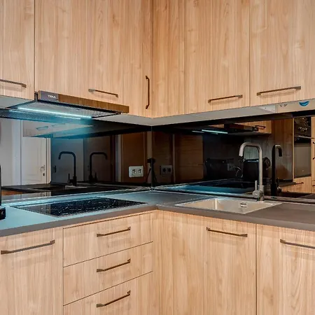 Exclusive 2bedrm Aircon 200m Appartement *